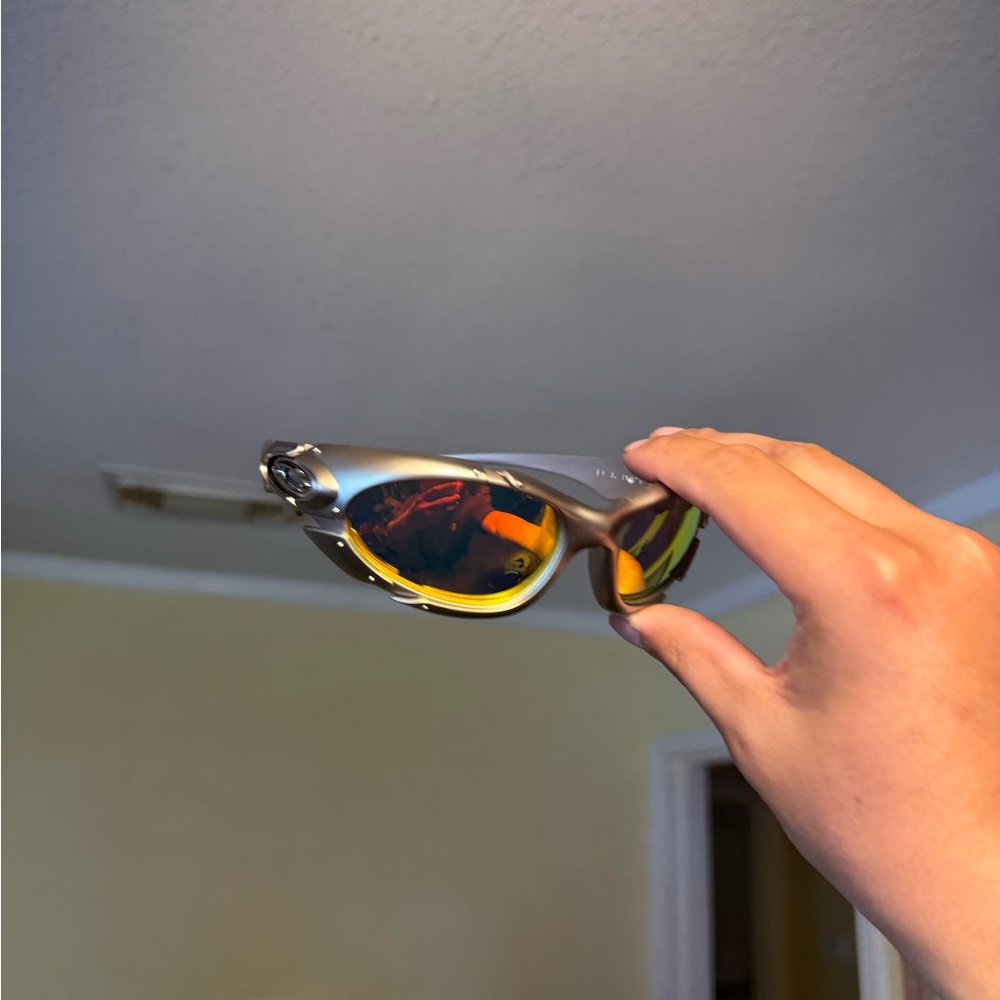 Men's Silver Frame Sunglasses with Orange Mirrored Lenses Oakley Oakleys - Picture 2 of 2